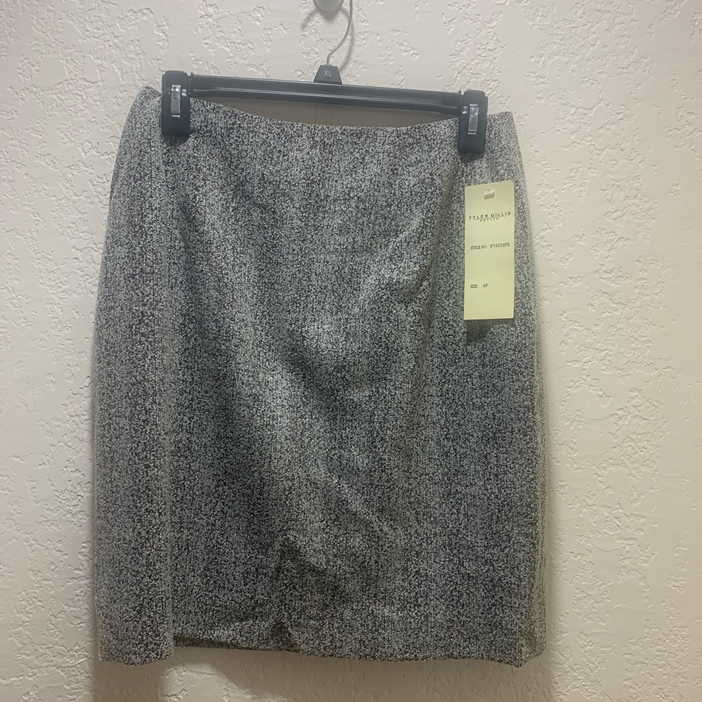 TYLER GILLIS PETITE BLACK AND WHITE SKIRT